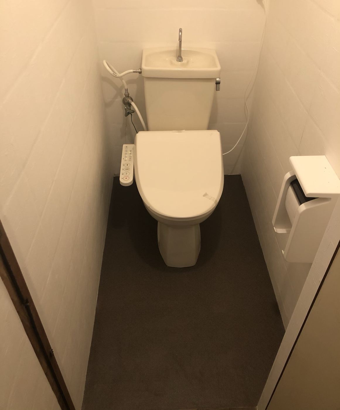 温水洗浄便座付きのトイレ